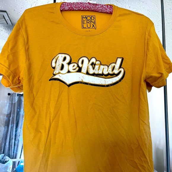 A brand new women’s or junior’s graphics be kind t- shirt 👚💛🧡🤍🙂⭐️🌟. - Picture 1 of 2